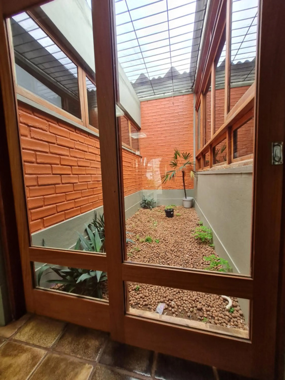 Casa Super Agradável, 250 metros da praia da Areia Preta, cinco quartos com ar, wifi, garagem, completa