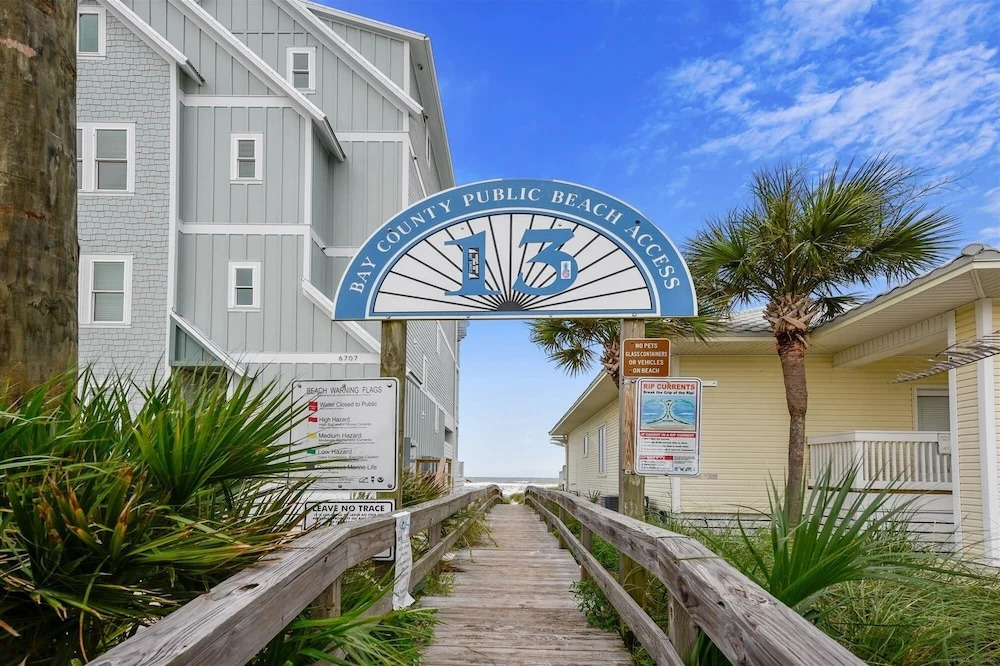 Cozy Holiday Hideaway, Sleeps 4! Steps To The Beach! Renovated 2021 Condo by RedAwning