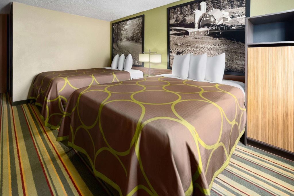 Super 8 by Wyndham St. Clairsville OH/Wheeling WV Area