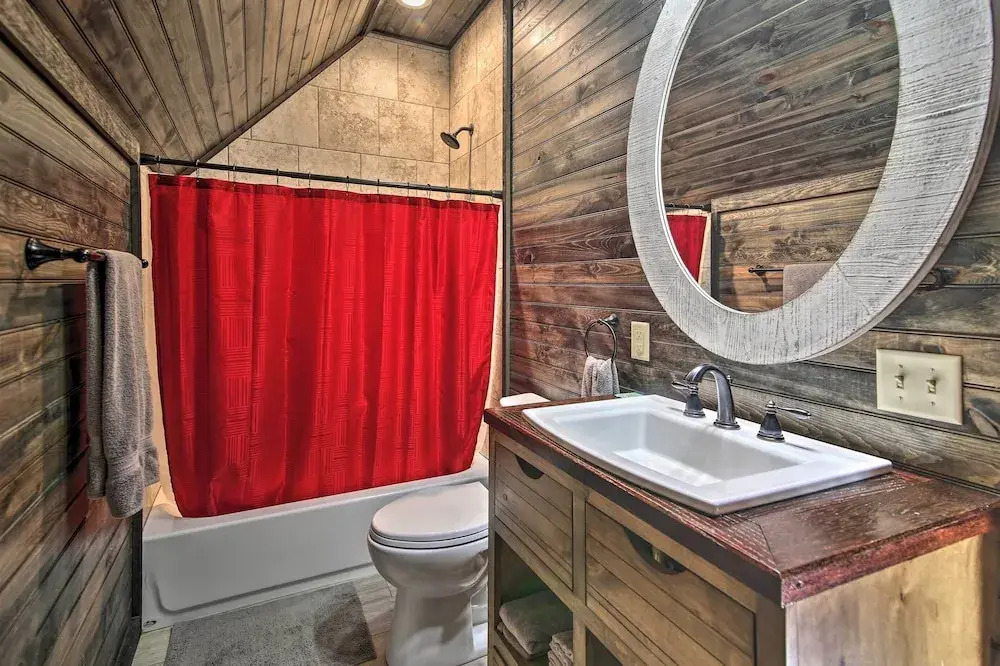Stylish Broken Bow Cabin w/ Hot Tub + Fire Pit!