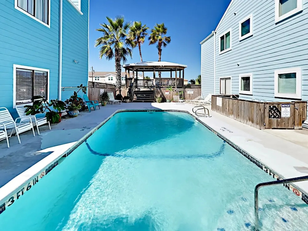 New Listing! Updated : Pool, 1 Block To Beach 2 Bedroom Condo