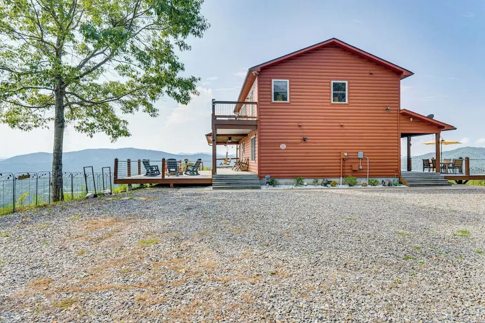 Mtn-View Cabin: Deck & Pets Welcome in Murphy