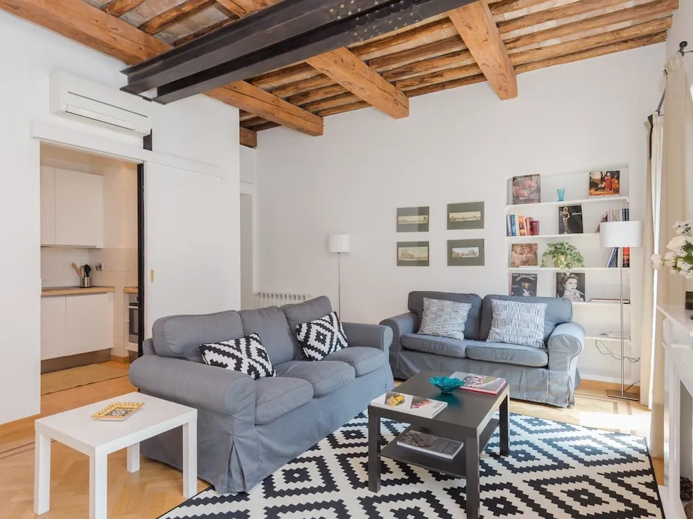 RSH Trevi Fountain Luxury Apartment