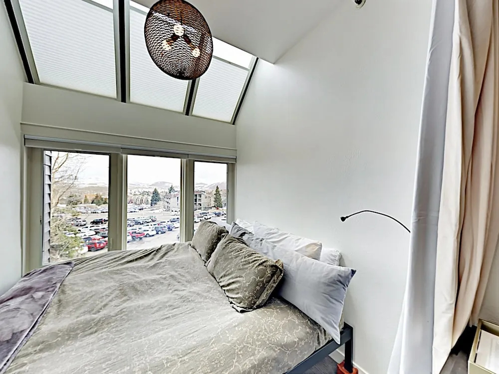 Ski In Ski Out Modern Studio with Stunning Location