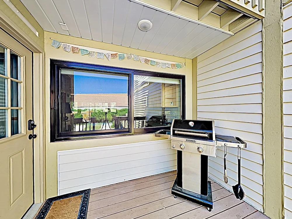 New Listing! Private Hot Tub, Walk To Sundance 2 Bedroom Condo