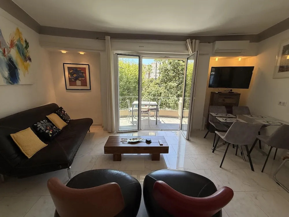 2 BR Apartment in the Center of Cannes - 2305