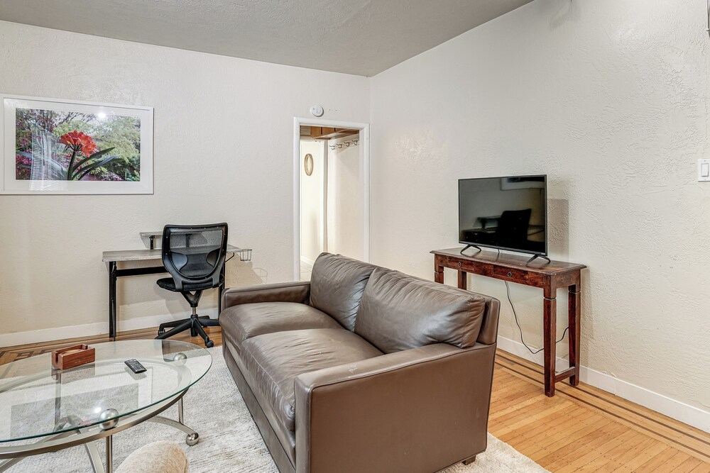Walkable Dtwn Oakland Apt w/ Shared Rooftop!