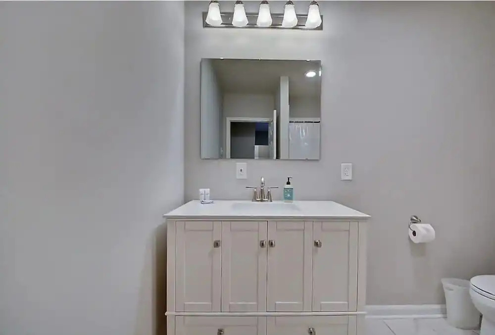 Spacious 6BR/3BA House w/ Parking! Sleeps 20!