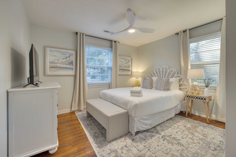 The Powder Cottage by Avantstay Heart of Old Mt. Pleasant Near Sullivans