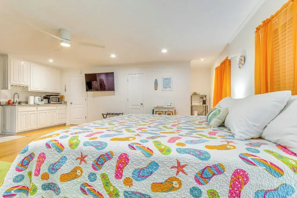 Gulf Breeze Vacation Rental for 2 w/ Pool Access!
