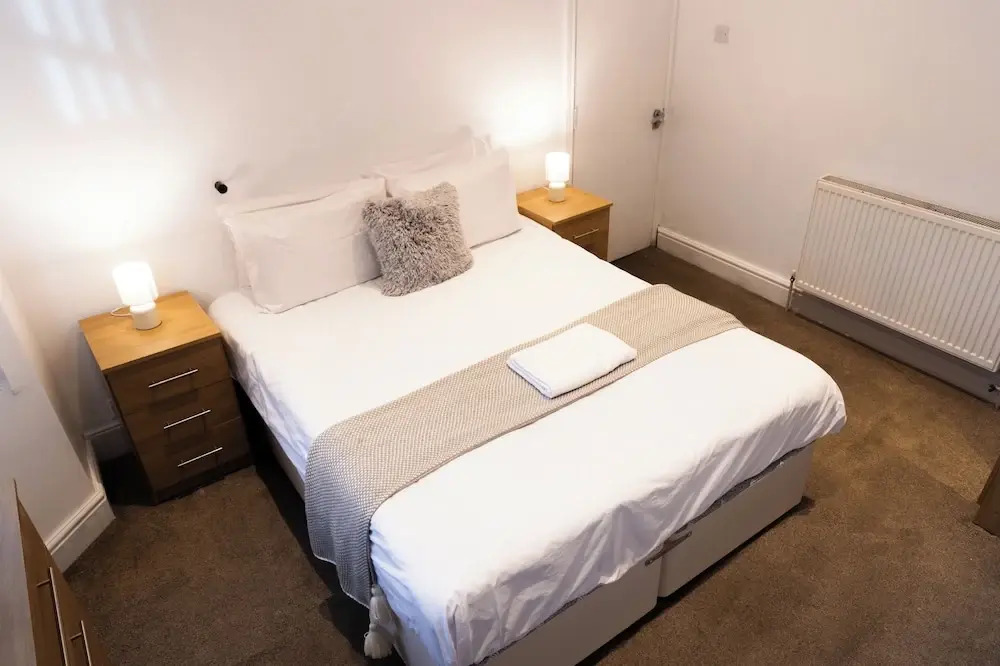 Wolverhampton - 4 Bed House - Free Parking