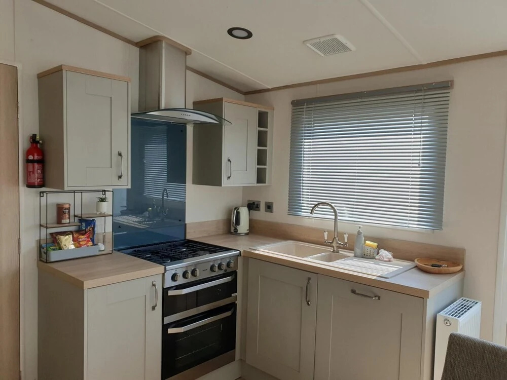 The Sea Breeze - Captivating Caravan in Camber