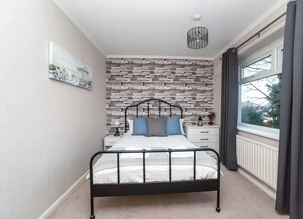 Gorgeous Modern 4 Bedroom House - Free Parking and Netflix by WHA for Contractors Relocation