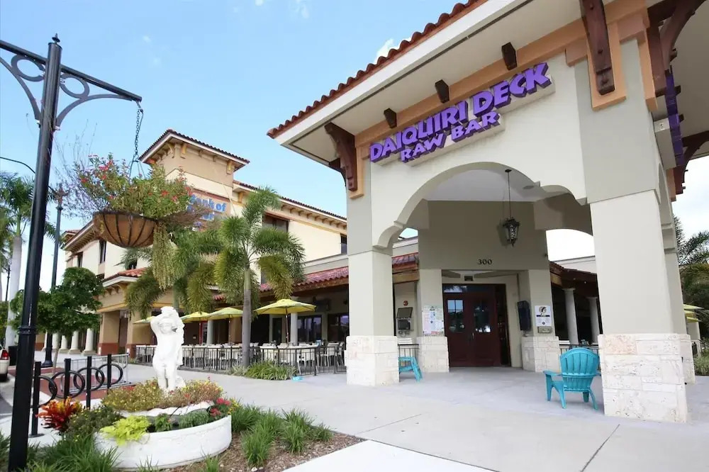 Venice Beach Two Bedroom Private Condo with Community Pool, Gulf Beach Access and Water Views! 2 Condo