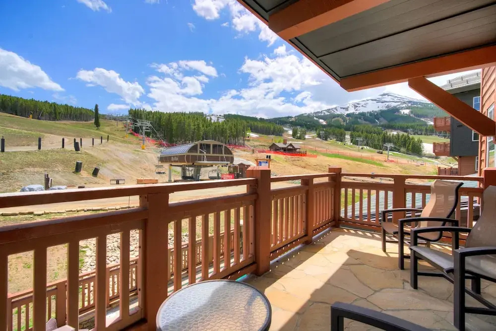 Spacious 4 Bedroom  Steps From Winter Activities Condo by RedAwning