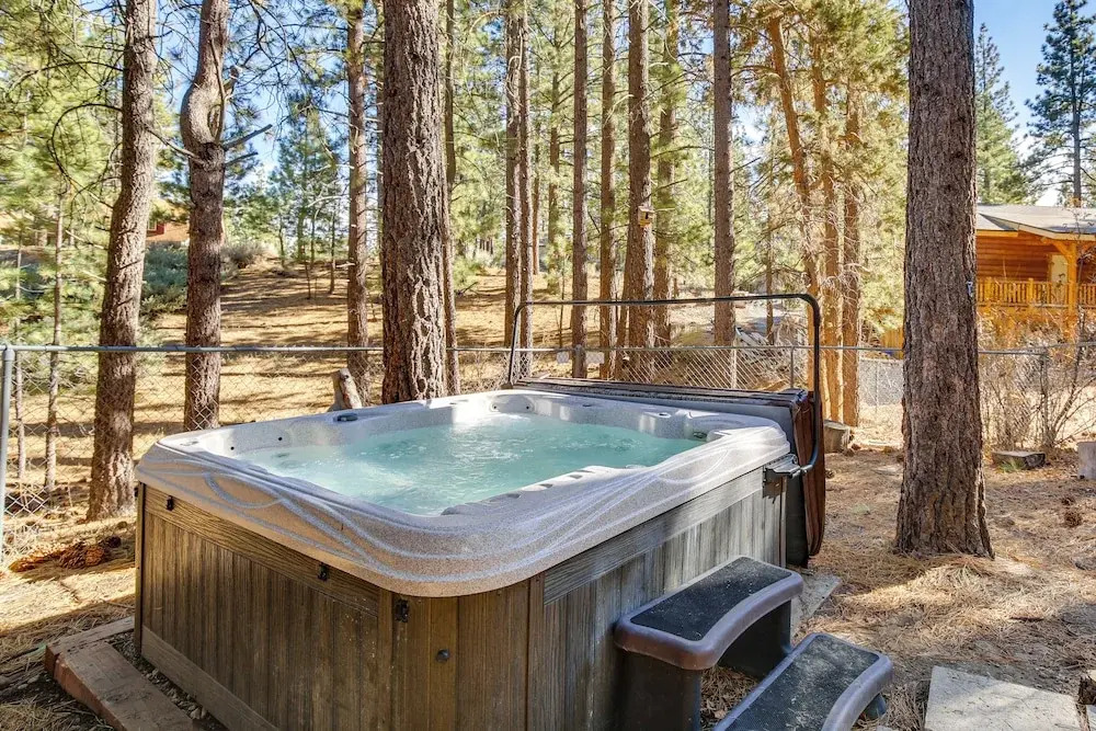 2 Mi to Lake & Skiing: Big Bear Family Cabin