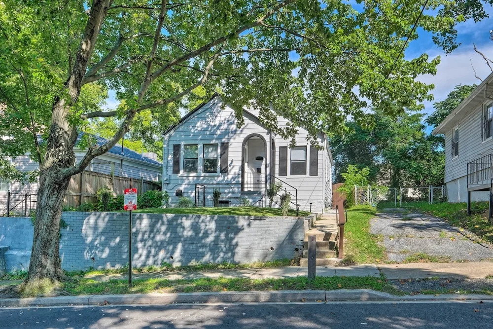 6 Mi to National Mall: Modern DC Apartment!