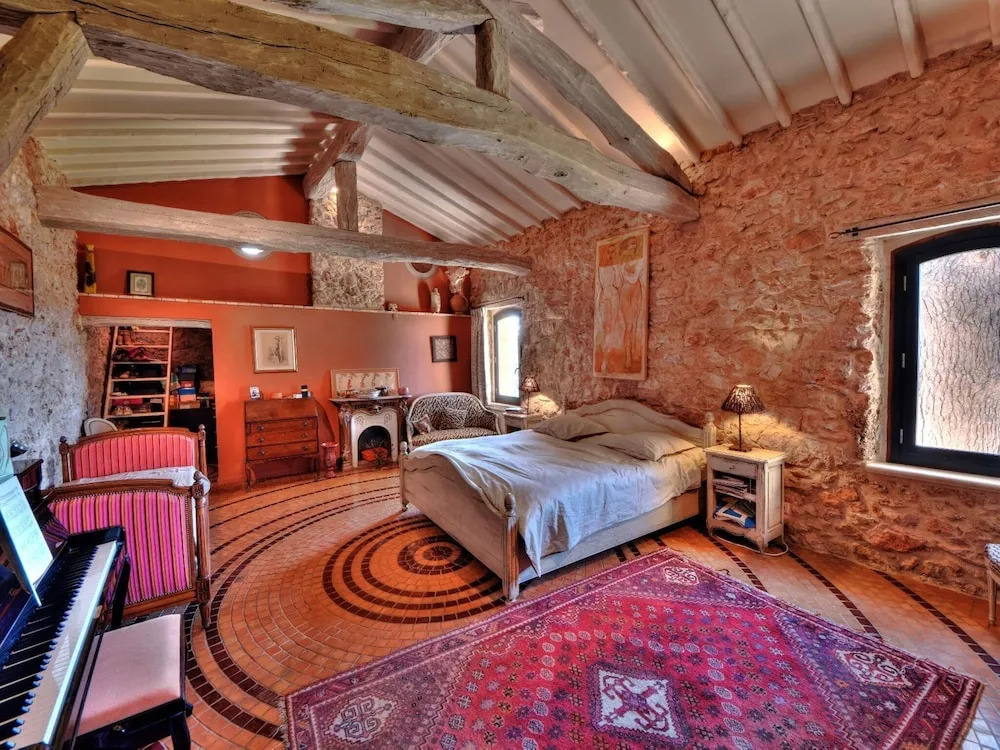 Beautiful Character House With Private Pool and High-end Services