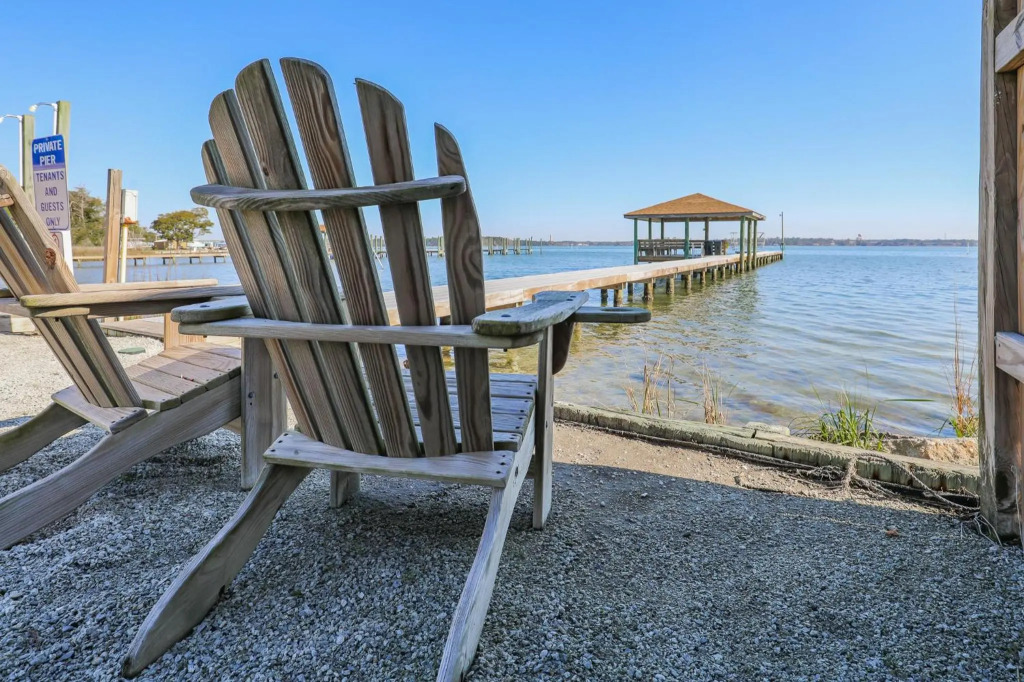 Spacious Home with Waterfront View-Welcome Pets