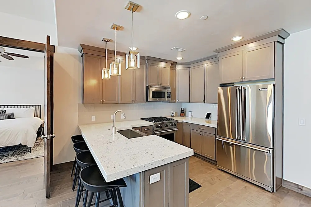 New Listing! Blackstone All-suite W/ Pool & Gym 2 Bedroom Condo