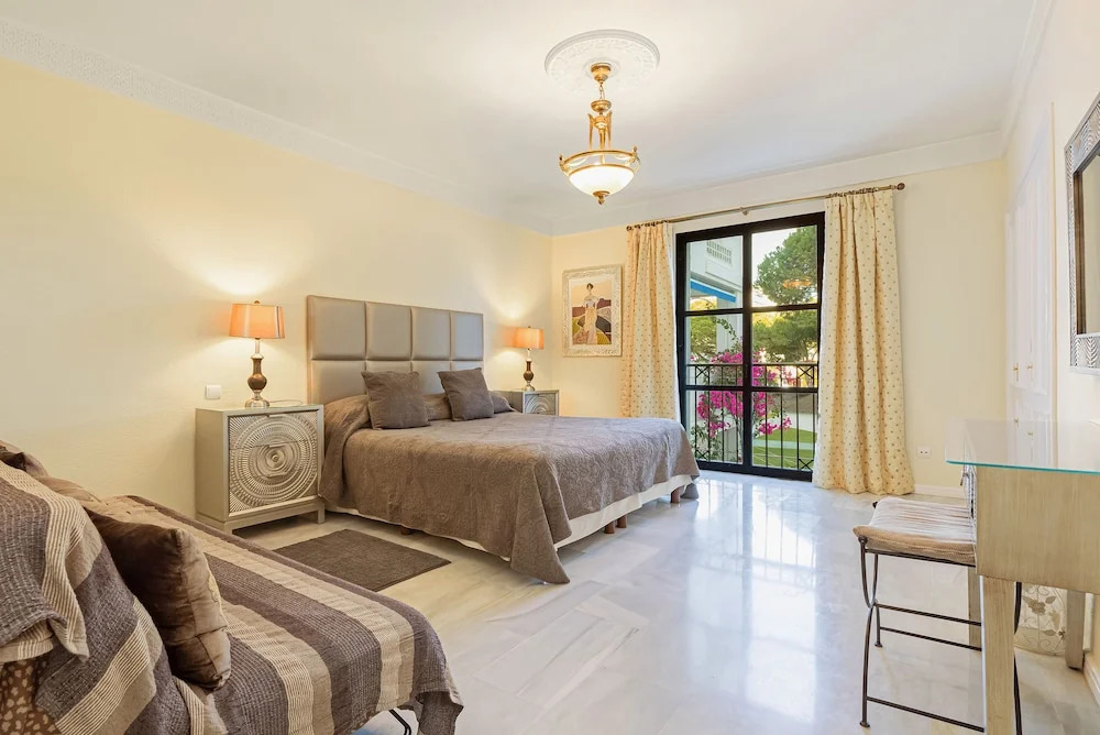 Beach Front Apt, Puerto Banus, Family Freindly, Free Wifi /parking.pools, Aircon