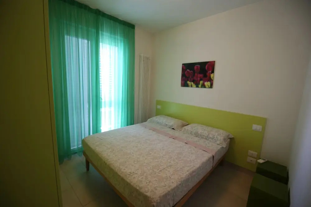 Apartment 20 Meters From The Sea 7 Beds With Small Sea View
