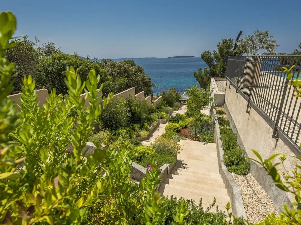Villa in Cres With Sea Views & Pool