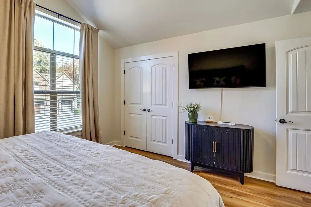 5 Mi to Univ of Arkansas: Cozy Townhome w/ Deck