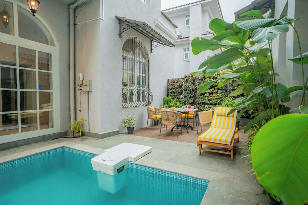ELIVAAS Vacasa 5BHK PetFriendly & Pool
