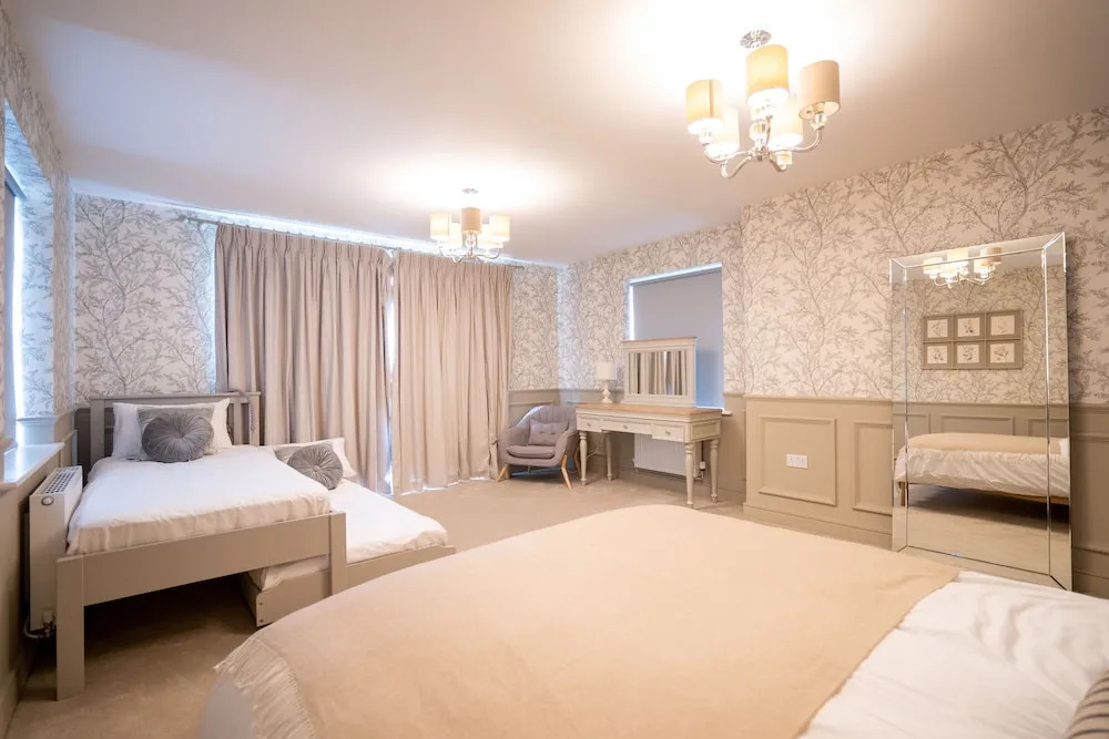 6 Bedroom New Build Detached House in Bicester
