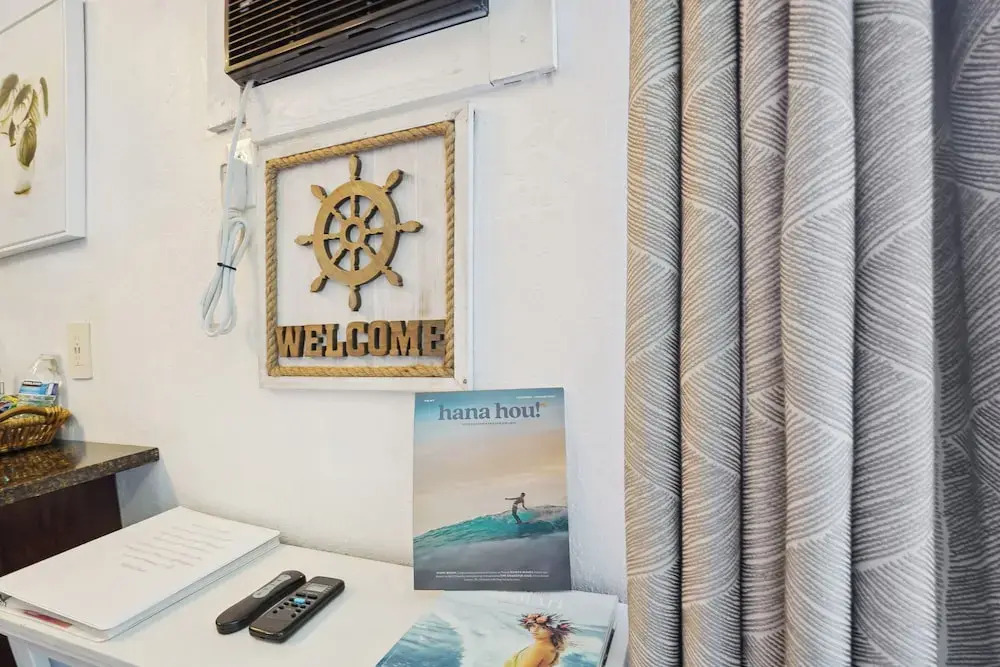 < 1 Mi to Beach + Town! Airy Kailua-kona Condo