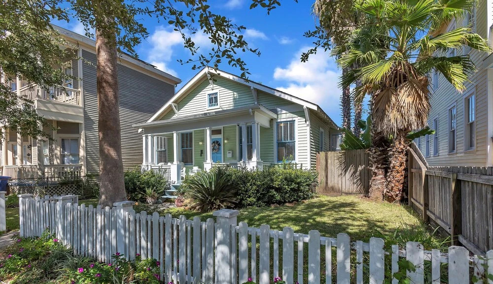 Heaven On Earth In The Historic District 3 Bedroom Home by Redawning