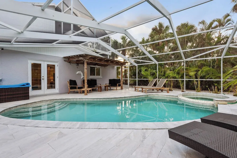 Siesta Key Oasis w/ Outdoor Pool + Screened Lanai!