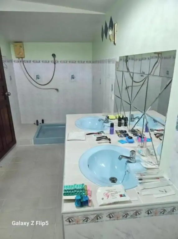 Room in Guest Room - Stunning Home Great Location