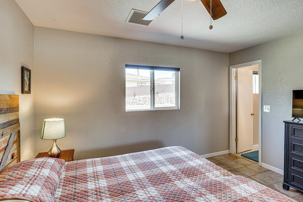 Desert Oasis w/ Hot Tub! 6 Mi to Lake Havasu