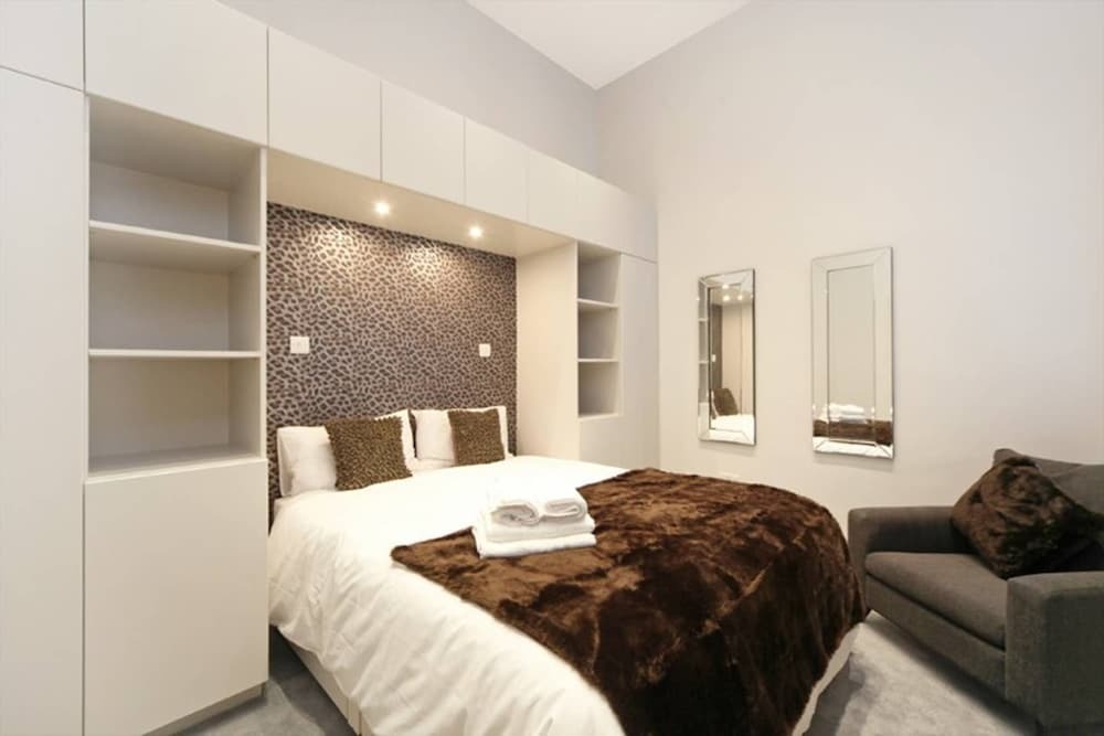 Modern 2 Bedroom Kensington Home