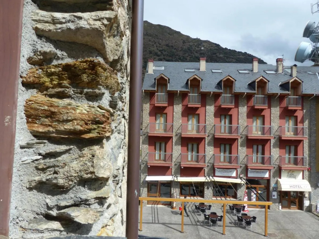 Hostal Vall DAneu by Arcas & Sambola