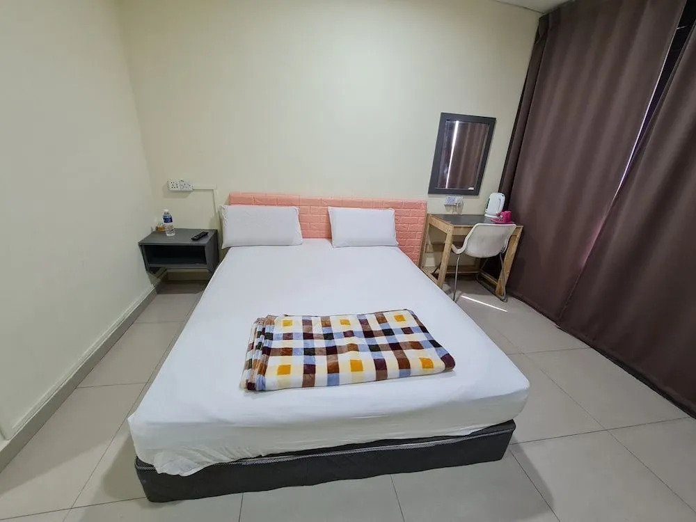 OYO 90442 Newtown Star Hotel