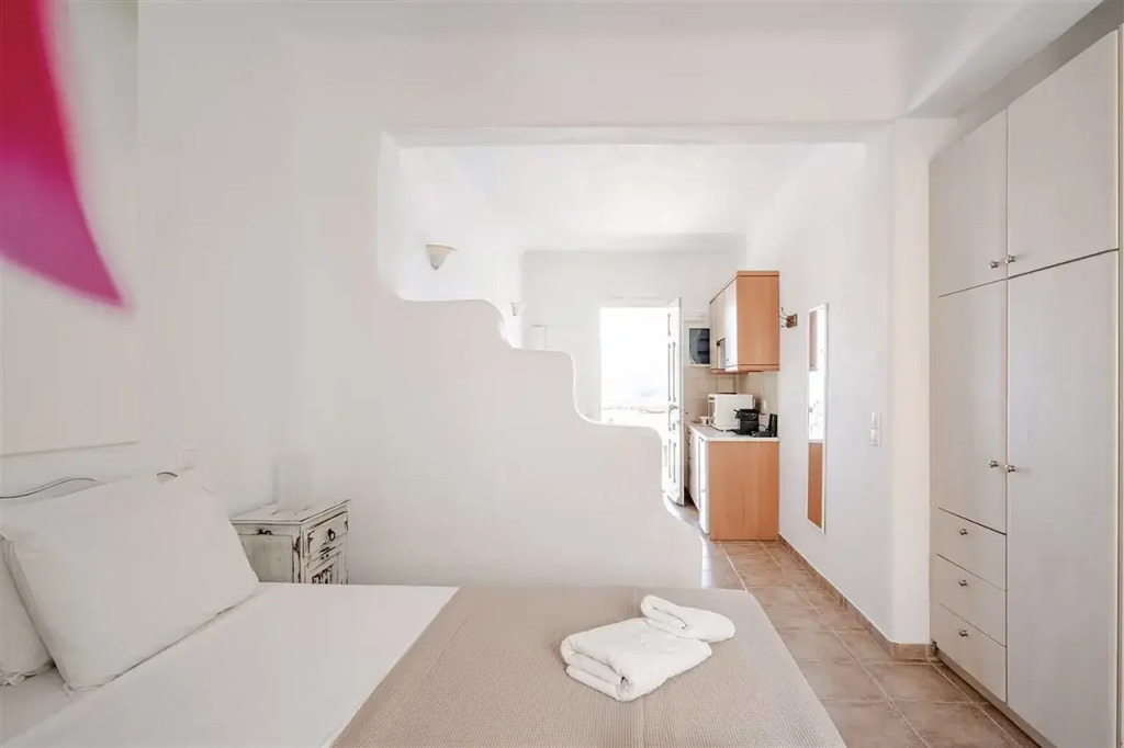 Yakinthos Residence