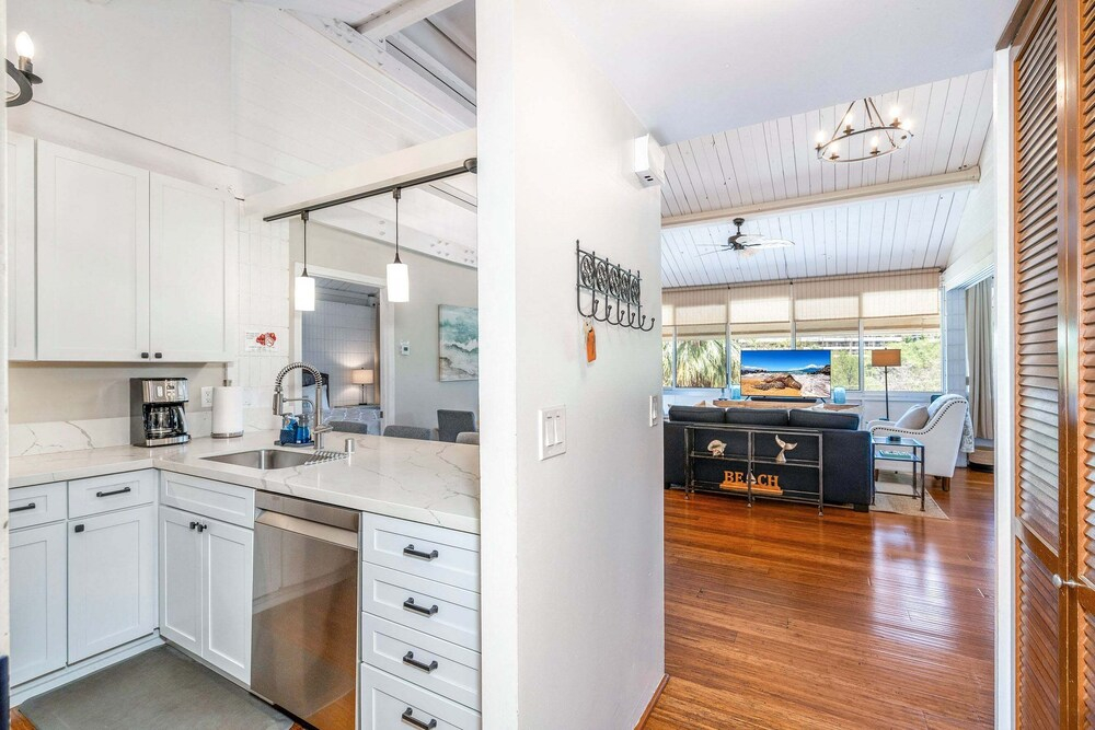 Haleakala Shores A-411 - Modern 2br/2ba, 2 King Beds, Sleeps 4, Split AC, Wi-fi