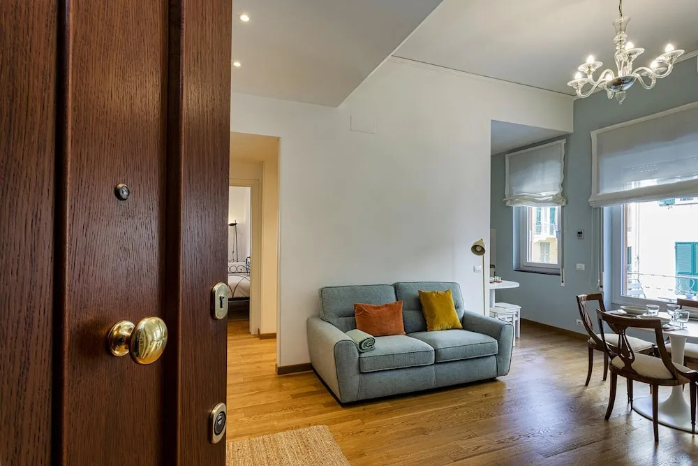 Light Apartment in Albaro