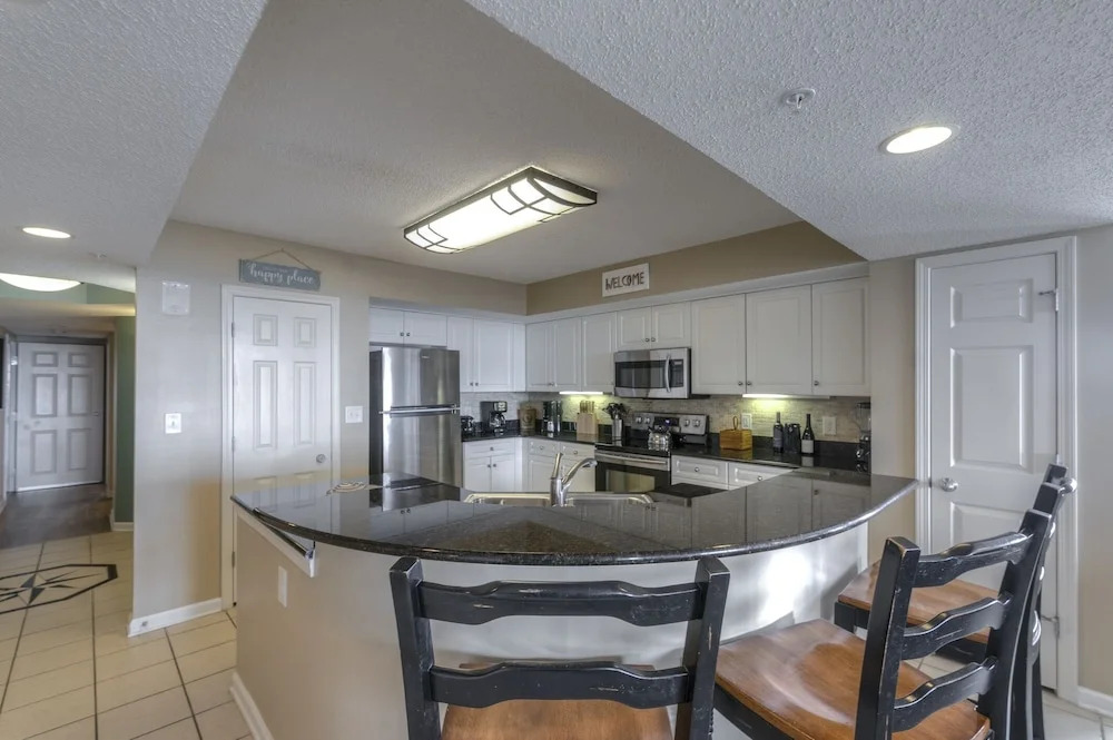 Yacht Club S #1-1001 3 Bedroom Condo by RedAwning