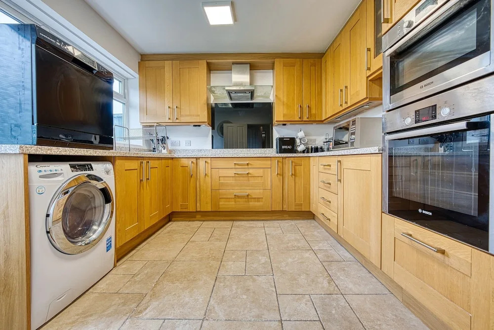 Modern 3BR House Wednesbury Garage