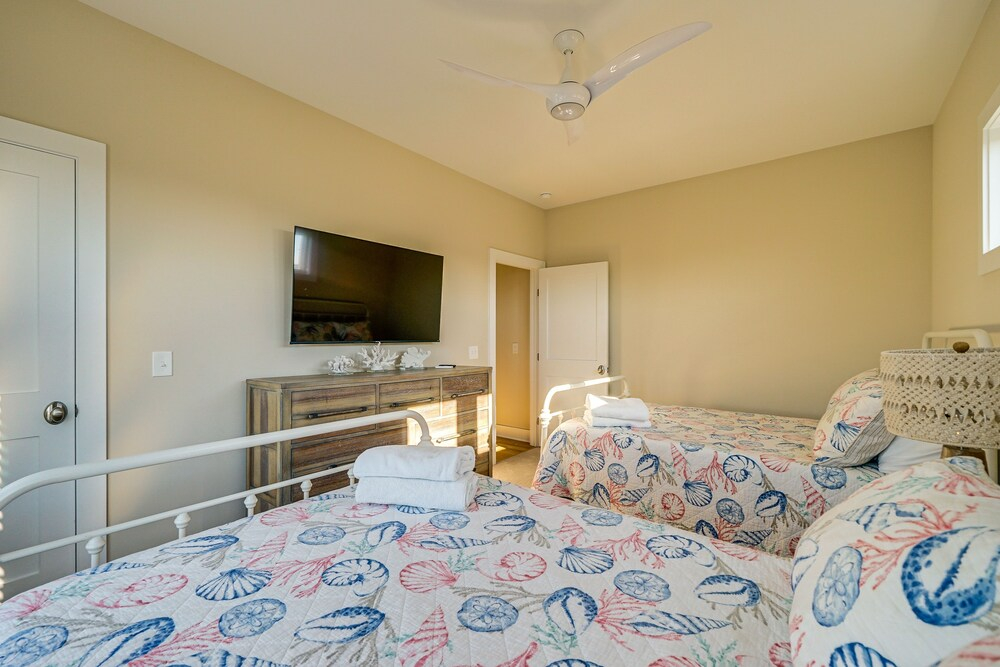 Lakefront Carolina Beach Townhome w/ 3 Balconies!