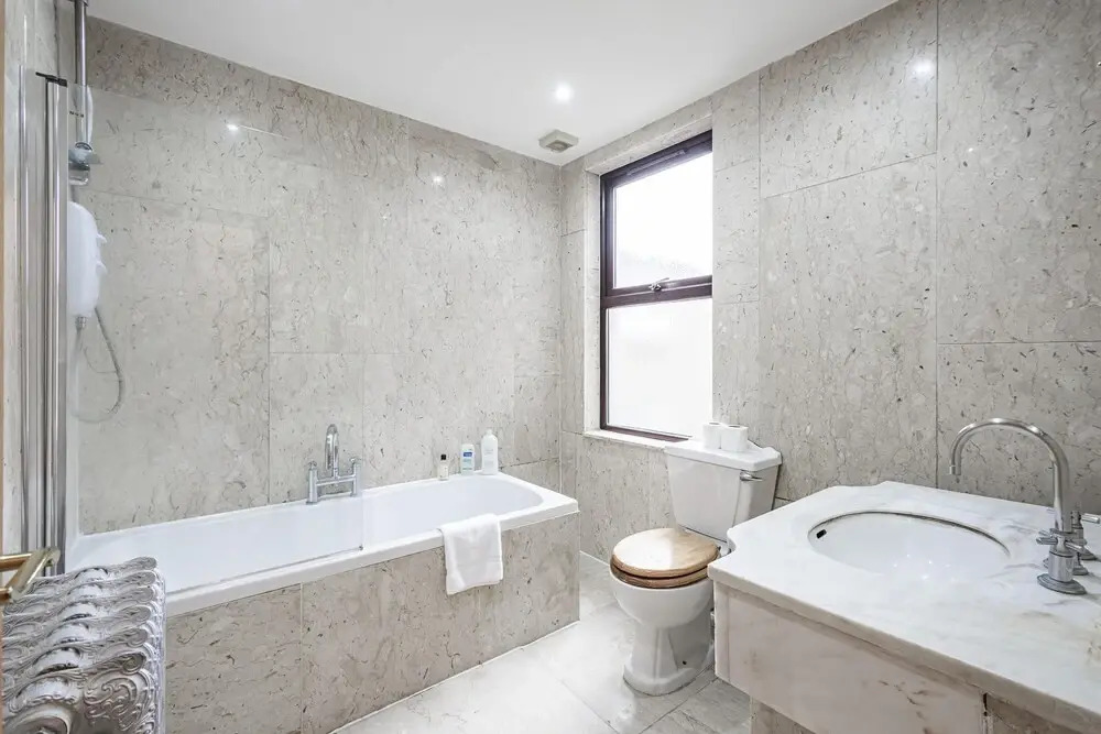 Stunning Light Filled 2 Bed Apartment + Parking Sleeps 7