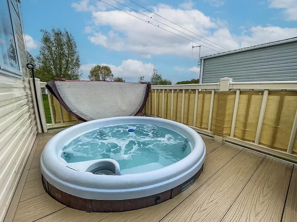 Caravansleeps8-hottub-fireplace-garden-patio