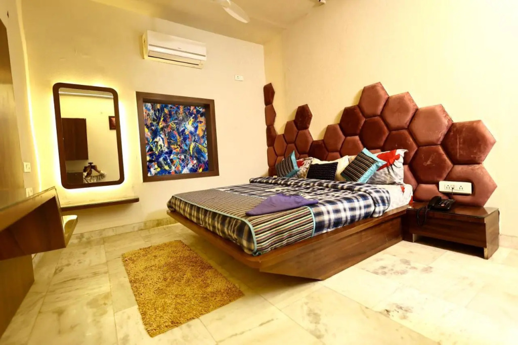 Lucky Restaurant & Guest House Near Taj Mahal