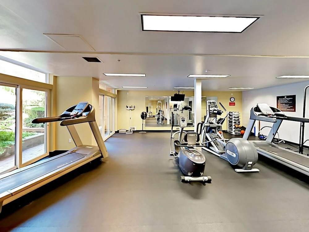 Chic Belltown Court W/ Pool & Rooftop Deck 2 Bedroom Condo
