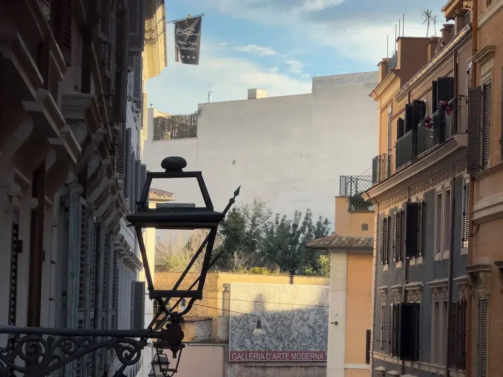 Spanish Steps Romantic Nest With Balcony