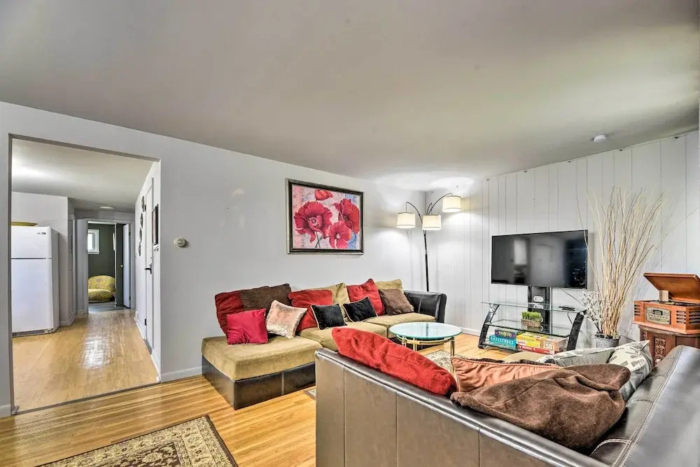 Charming Buffalo Apt: 18 Mi to Niagara Falls!
